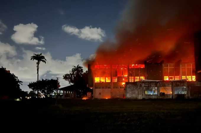 Incêndio atinge prédio da UFPE na noite desta quarta-feira (7)