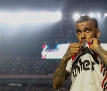 “Sou o maior jogador da história do futebol e já debatem se eu sirvo ou não”, diz Dani Alves