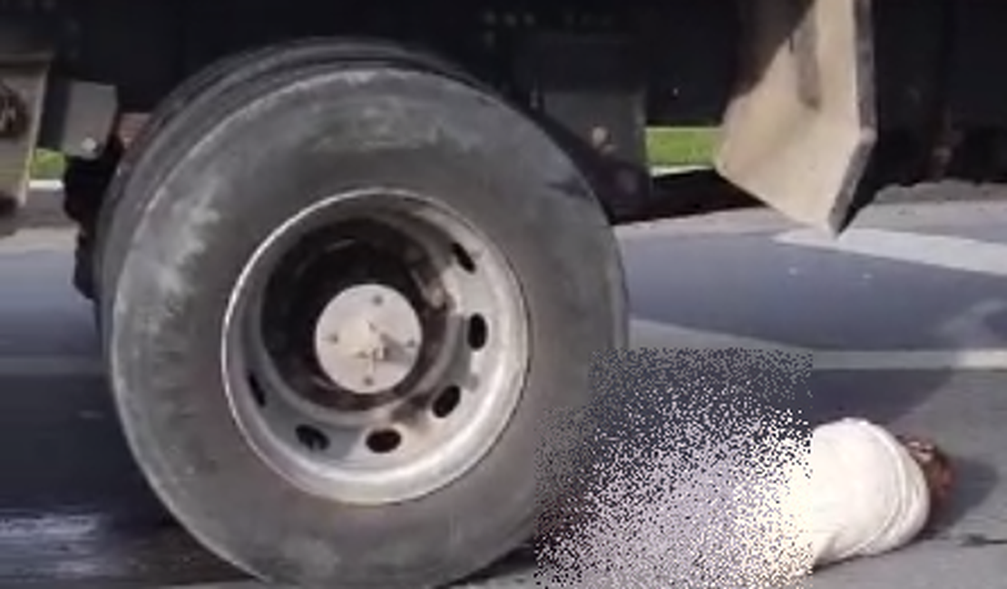 Mulher é arrastada por caminhão, no viaduto da PRF em Maceió