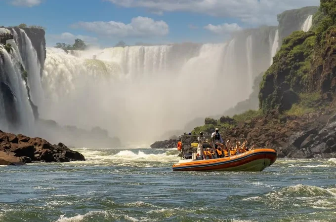 Barco com grupo de holandeses vira no Parque Nacional do Iguaçu e turista morre