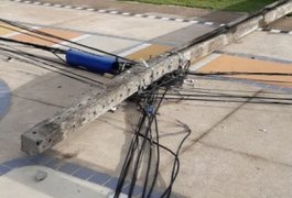 Vídeo. Poste deixa fios espalhados na rua após queda em Maceió