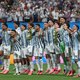 Argentina vira nos acréscimos, elimina a Inglaterra e vai à final da Copa
