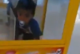 VÍDEO. Criança de 2 anos fica presa em máquina de brinquedos dentro de shopping