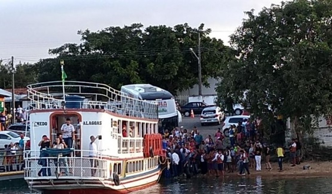 Com direito a trio elétrico, multidão aguarda chegada de Lula em Alagoas