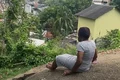 Falta de acessibilidade faz idosa ter de se arrastar para sair de casa no Espírito Santo