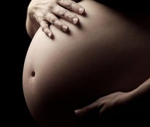 Bebê morre baleado na barriga da mãe em tiroteio no RJ