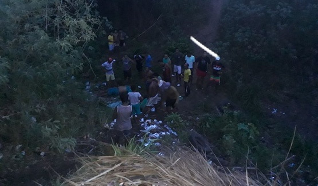 Motorista perde controle e ônibus capota com estudantes e professores em Penedo