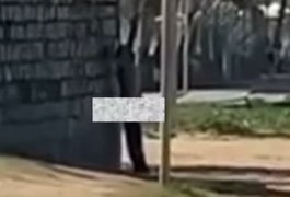 Homem é flagrado se masturbando em local movimentado na orla de Maceió