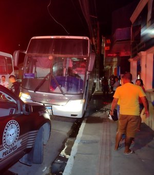 VÍDEO: Jovem é assassinado a tiros dentro de ônibus em Arapiraca