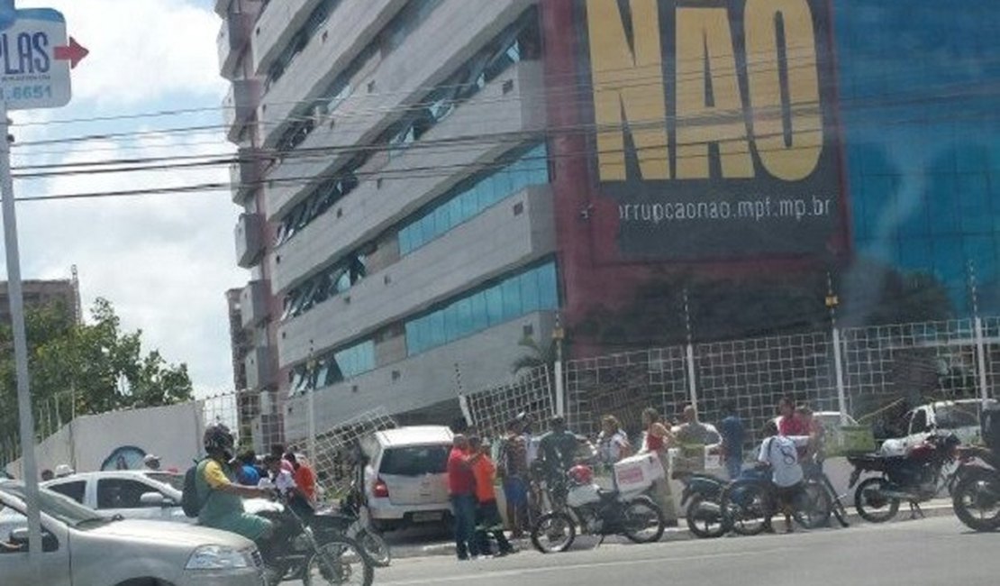 Veículo colide contra grade do estacionamento do MPF em Maceió