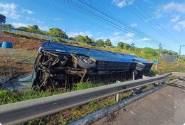 Ônibus com 40 estudantes universitários tomba após batida na BR-101, em Sergipe