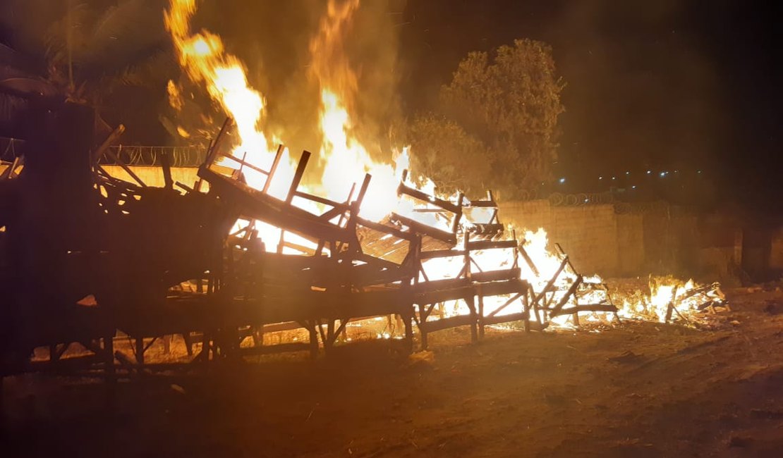 Vídeo. Incêndio destrói bancas de feira em Campo Alegre