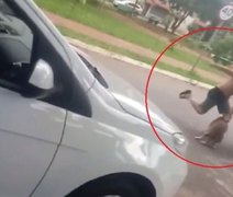 Vídeo mostra homem agredindo cachorro com chutes e socos em Goiânia