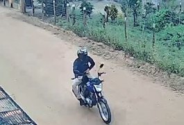 Vídeo flagra motociclista que matou mecânico fugindo na zona rural de Arapiraca