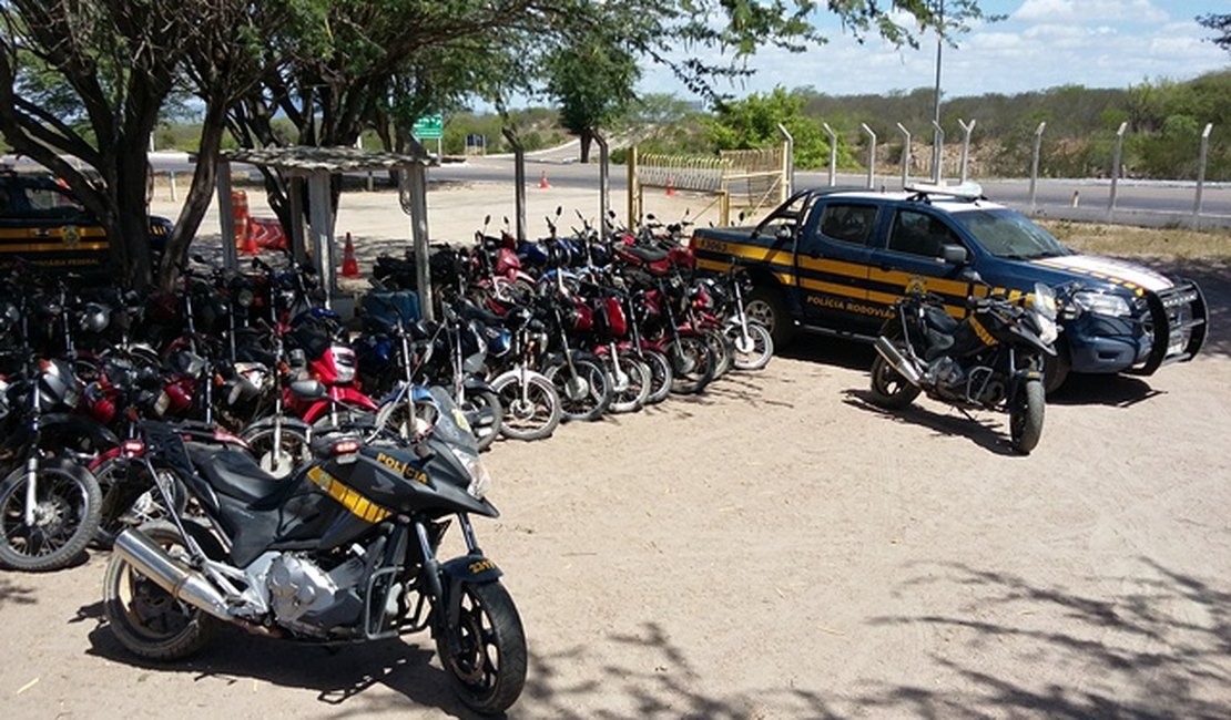 PRF prende 6 pessoas e apreende mais de 20 motocicletas no sertão de Alagoas