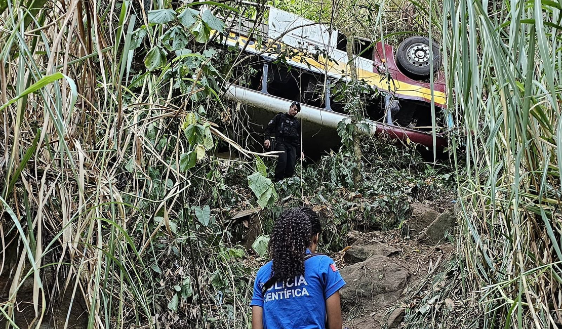 Tragédia na Serra da Barriga: instabilidade no local do acidente impede nova perícia em ônibus, diz Polícia Científica