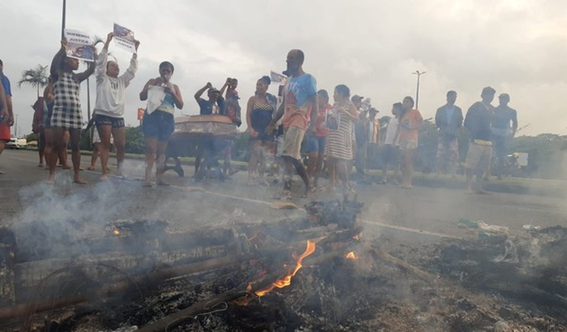 Em protesto, moradores colocam corpo de idoso atropelado no meio da rua, em Aracaju