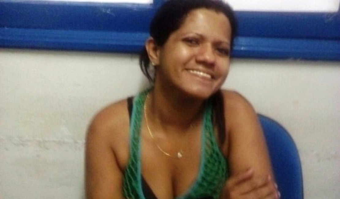 Gerente de bar em Arapiraca é presa com 50 pedras de crack e dinheiro na calcinha