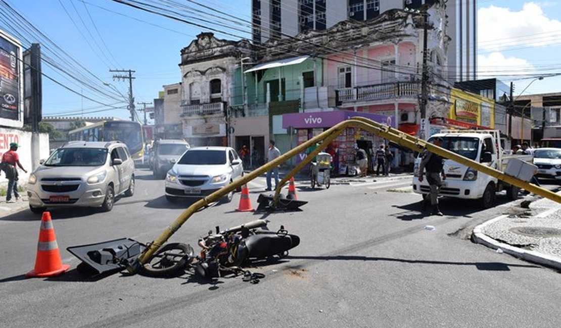 Poste com semáforo cai e atinge motocicleta no Centro de Maceió