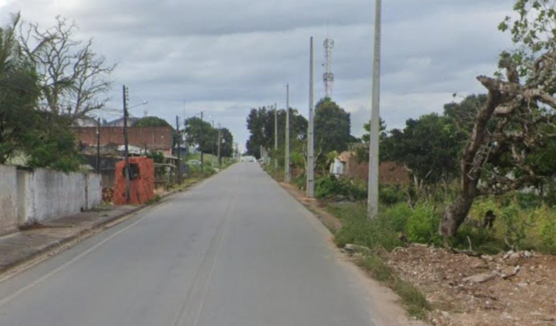 Para assaltar motoristas, criminosos bloqueiam AL-485 com galhos de árvores em Arapiraca