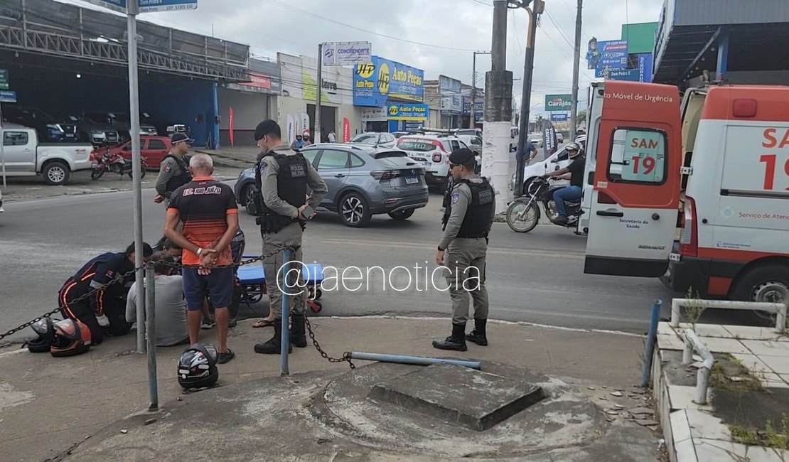 Motorista faz conversão proibida e atinge dois motociclistas no bairro Ouro Preto