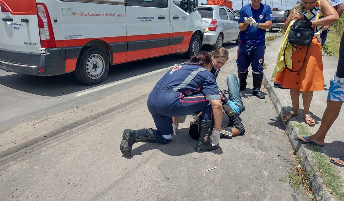 Motociclista cai no asfalto e fica ferido em colisão após ultrapassagem na AL-110, em Arapiraca