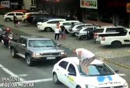 VÍDEO. Em protesto, vereador passa por cima de carro parado em faixa de pedestre