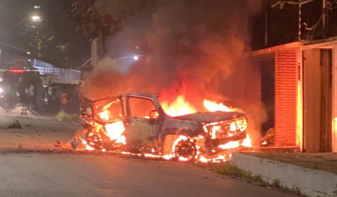 Vídeo. Carro de passeio fica completamente destruído por chamas, em Maceió