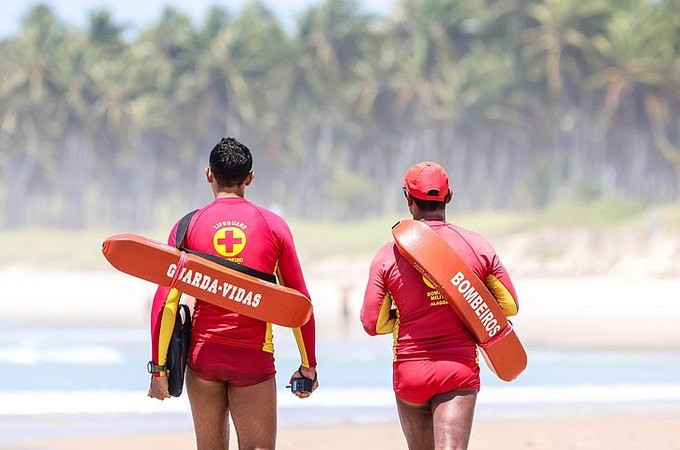 Bombeiros salvam quatro turistas argentinos de afogamento na Praia do Francês