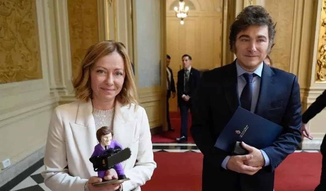 Milei presenteia primeira-ministra da Itália com um boneco de si mesmo com motosserra