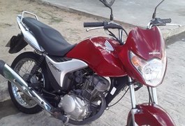 Vídeo. Motocicleta estacionada é furtada no Centro de Arapiraca