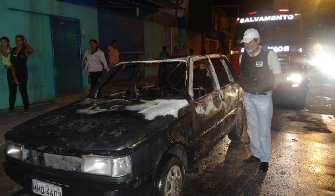 Homem toca fogo no próprio carro para evitar apreensão em blitz