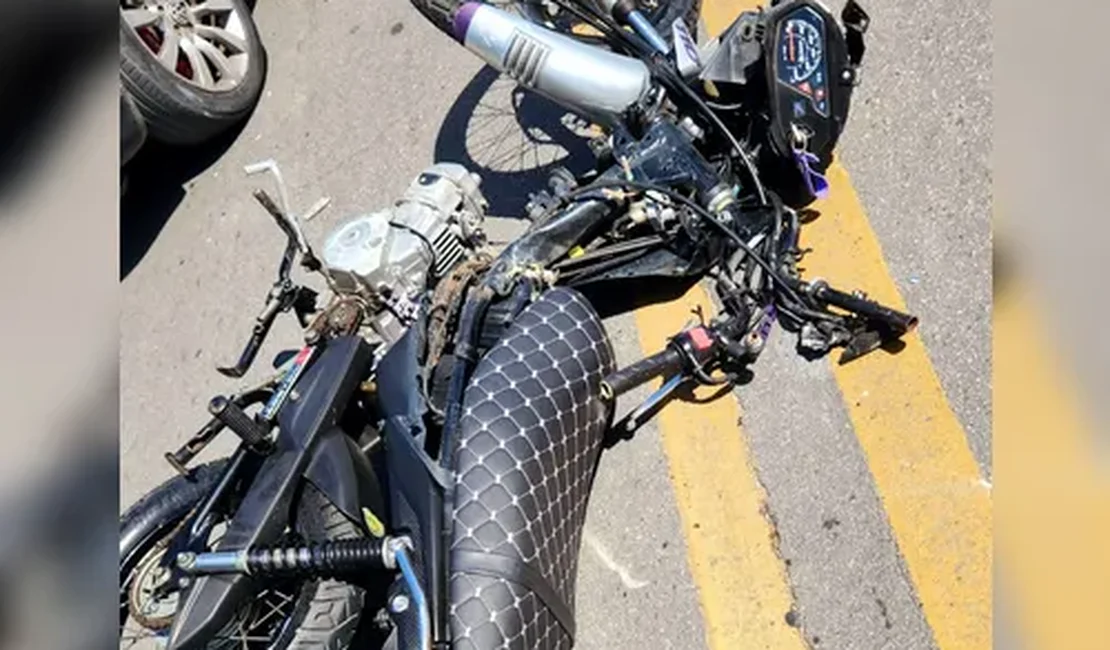 Colisão entre caminhão e moto deixa barbeiro morto em rodovia alagoana