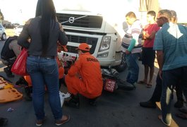Mototaxista fica ferido em acidente com carreta, em Arapiraca