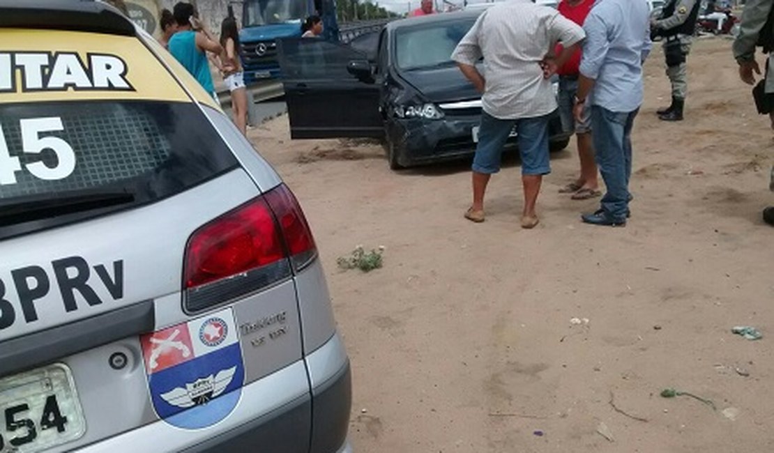 Colisão entre veículos deixa trânsito lento na AL 220