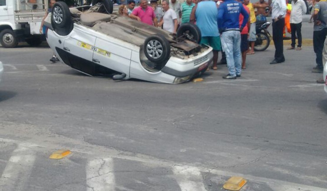Após acidente, táxi capota e deixa trânsito lento em Maceió