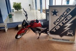 Policiais da Força Tática do 3º BPM recuperam moto roubada, em Arapiraca