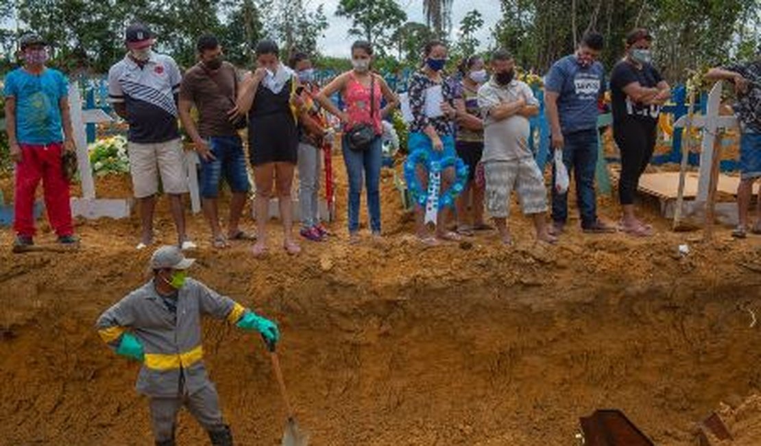 Após fakenews de caixões vazios, famílias abrem caixões à beira das covas coletivas em Manaus