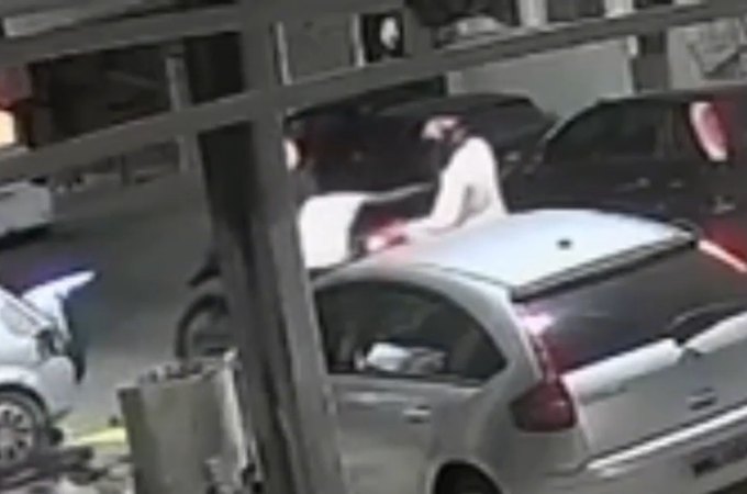 Câmera flagra dupla criminosa tentando matar homem a tiros na Jatiúca, em Maceió