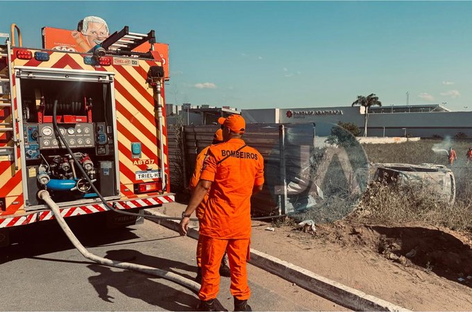 Carro perde controle ao tentar evitar colisão e atinge estrutura de ferro e pega fogo, em Arapiraca