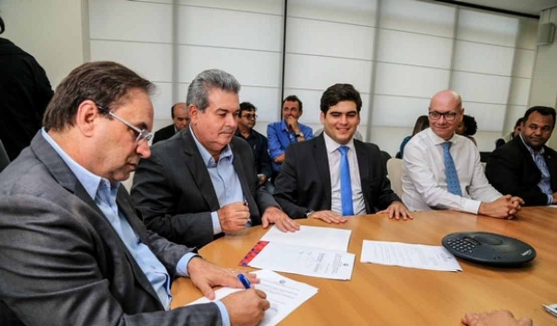 Luciano Barbosa assina termos que possibilitam fortalecimento da agricultura em Alagoas
