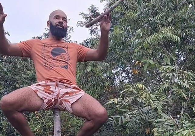 VÍDEO: Homem mostra equilíbrio ao ficar sentado em cima de pau e viraliza na internet