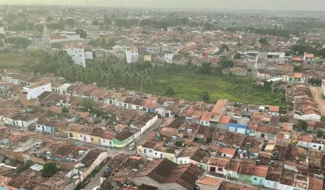 Homem é flagrado saindo de córrego com revólver enrolado em camisa no Manoel Teles