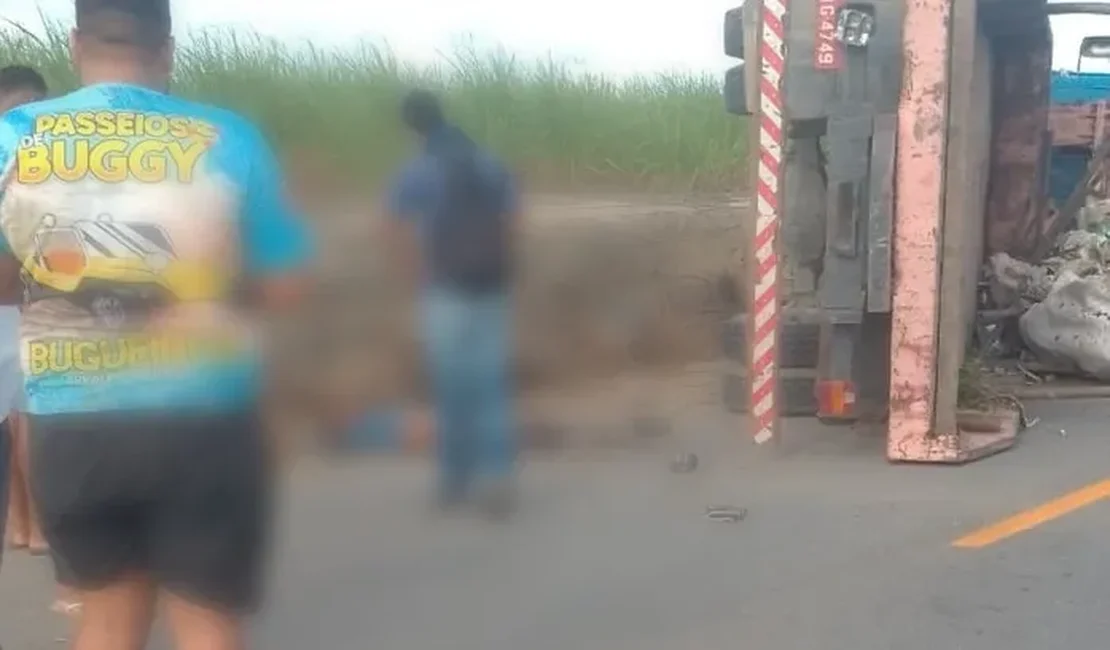 Motorista morre ao ser arremessado de carreta na AL-420, em Roteiro; assista