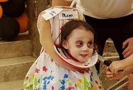 Menina de 2 anos faz sucesso com fantasia de decapitada no Halloween