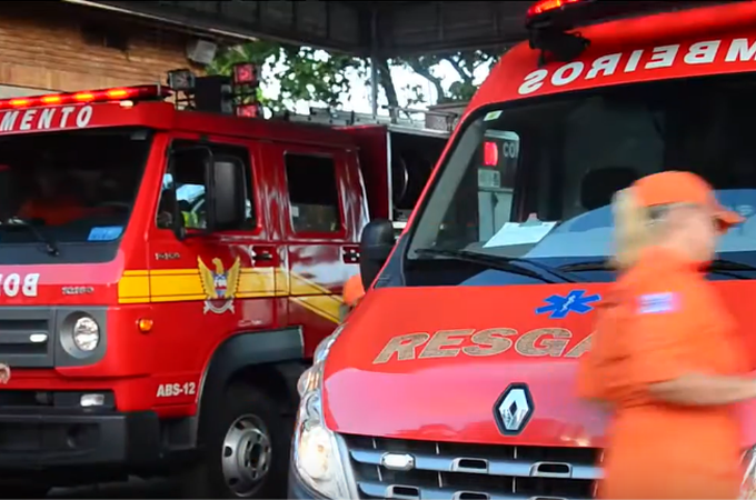 Adolescente perde dois dentes em colisão entre motos que também deixou mulher ferida, em Maceió