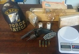 Jovem é presa suspeita de comercializar drogas próximo ao Bosque das Arapiracas