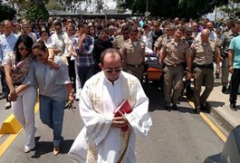 Familiares e amigos se despedem de militares mortos em acidente