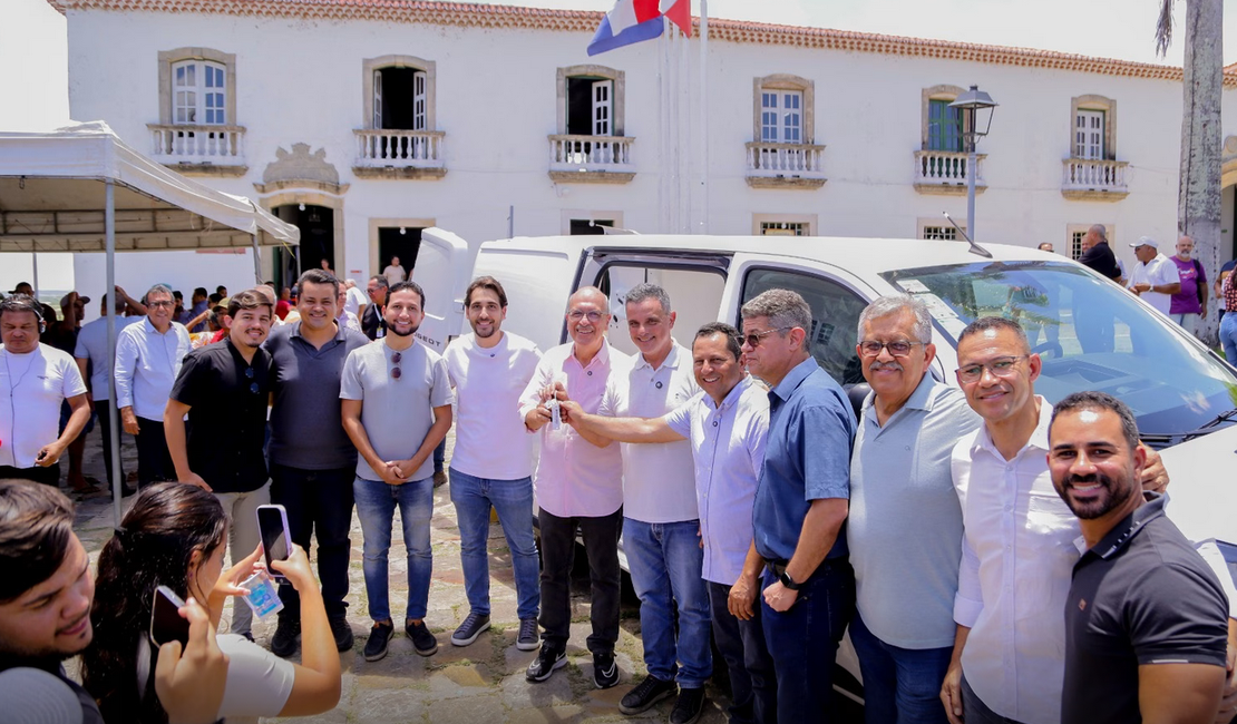 Prefeitura de Penedo entrega 5 veículos, 1 ambulância, fardamentos e van para agricultores
