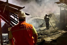Ás vésperas do natal, incêndio no Mercado da Produção destrói sustento de comerciantes de Maceió